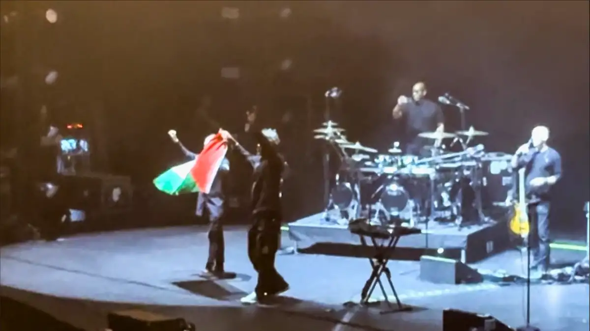 Massive Attack banned from Singapore after displaying Palestinian flag