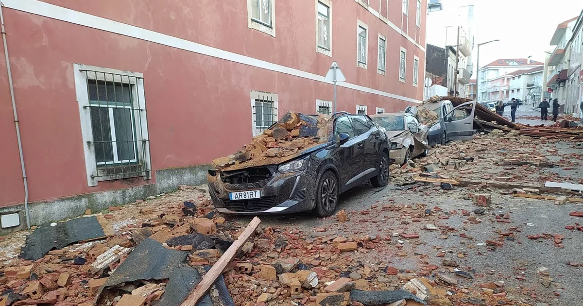 Almeno 5 morti per la tempesta Kristin in Portogallo: venti fino a 150 km orari e piogge torrenziali, allerta anche in Spagna