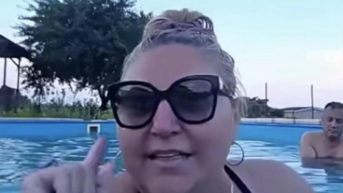 Diana Șoșoacă, în direct din piscină. Afirmă că ”România are 60% din toată apa UE”: Nu suntem Africa