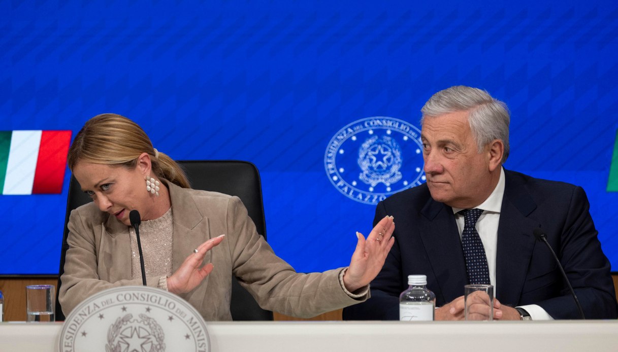 Tassa sui proprietari di casa in Manovra: Tajani allo scontro aperto in maggioranza
