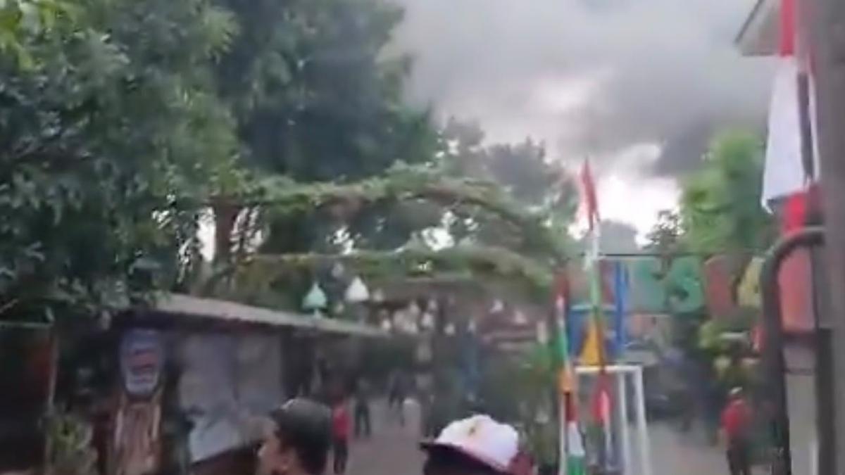 Detik-detik Gudang SDN 04 Srengseng Sawah Terbakar