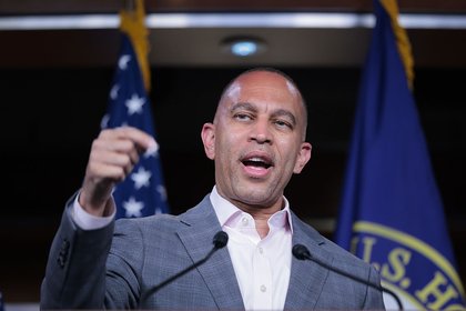 Hakeem Jeffries Says Dems Won't Rush To Impeach Kristi Noem: 'We Want a Successful Vote'