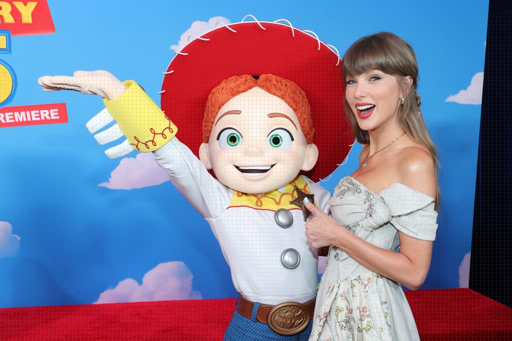 Taylor Swift’s ‘I Knew It, I Knew You’ Debuts at No. 1 on Top Movie Songs Chart