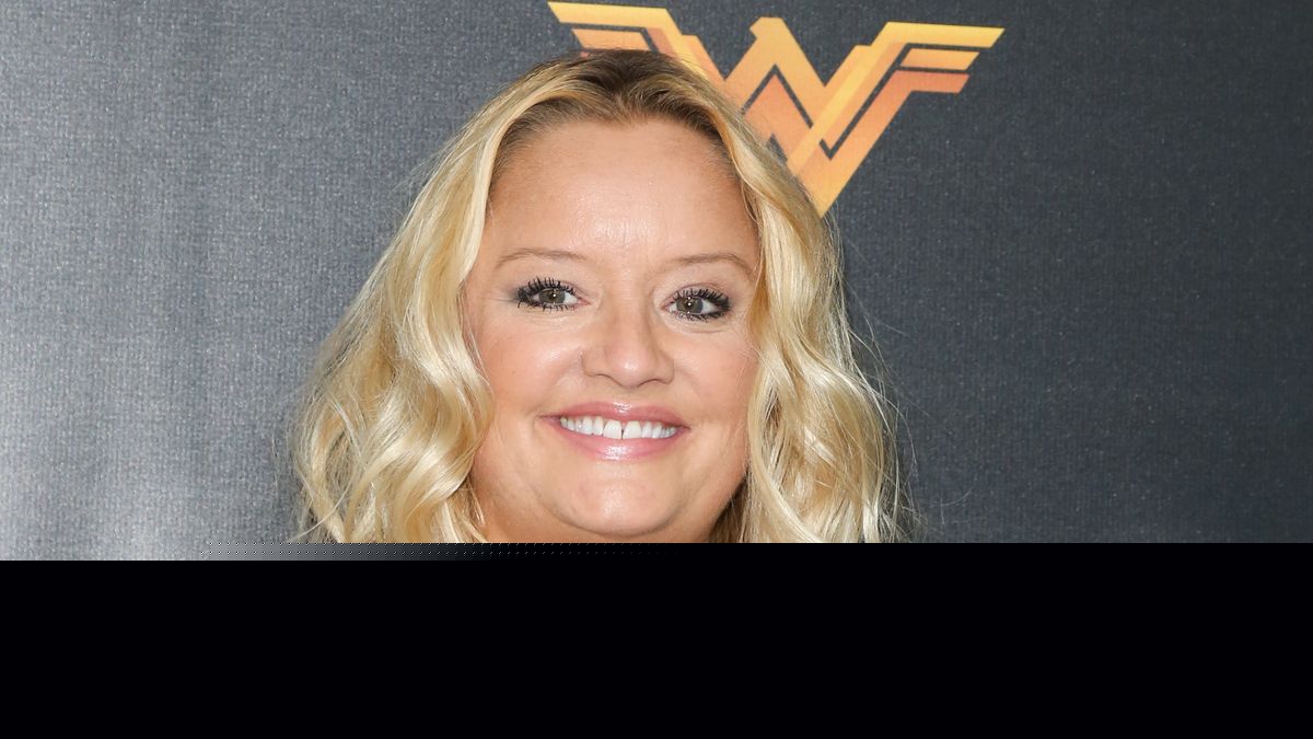 Oncologist lists breast cancer symptoms to watch for after Lucy Davis news