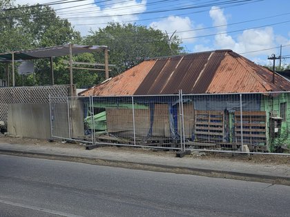 Ta atendé ku edifisio den mal estado riba ruta di Karnaval