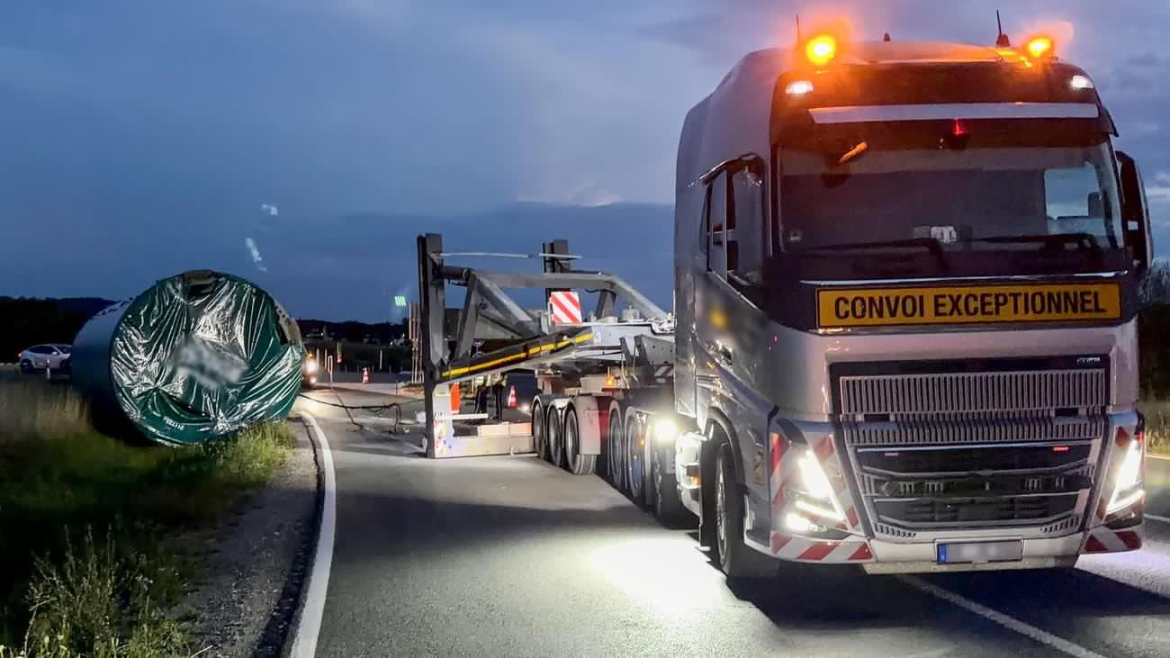 Bundesstraße gesperrt: Windrad-Bauteil stürzt von Lkw – Bergung behindert Verkehr