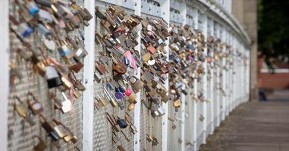 Bridge connecting Nottingham and West Bridgford to close as love locks removed