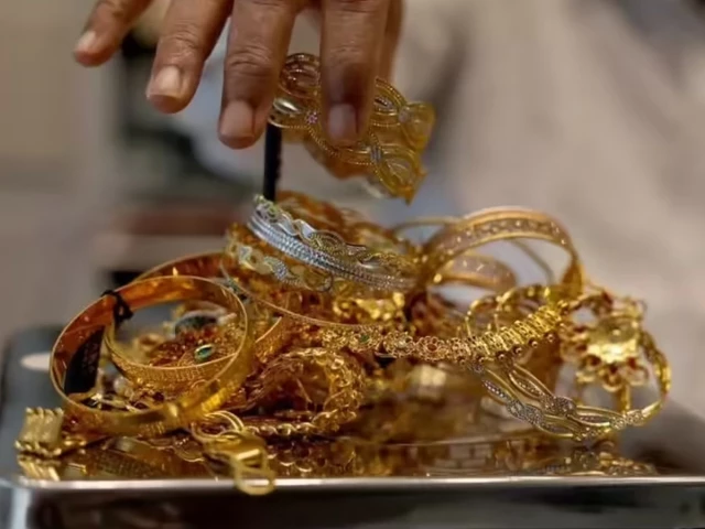 Gold prices hit historic high for second consecutive day