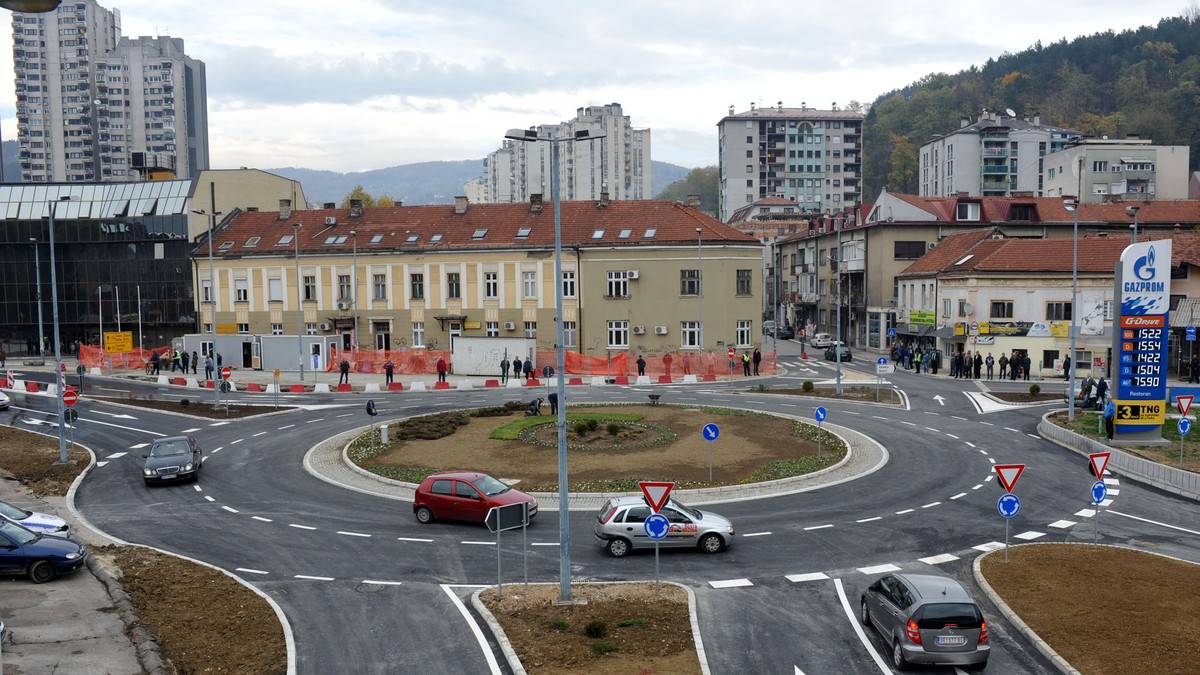Da li znate koji migavac i kad treba upaliti u kružnom toku?! Vozači zbog jedne stvari masovno greše