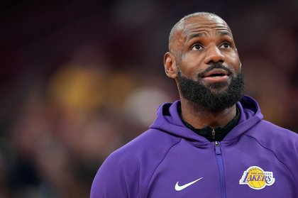 Lakers' LeBron James Tears Up in Emotional Cleveland Homecoming vs Cavs
