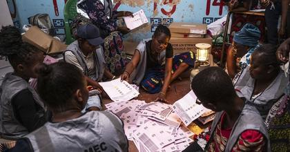 Former Malawi president holds strong lead in presidential election