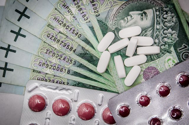 Zarobki w farmacji 2026. Kto zarabia najwięcej i gdzie?