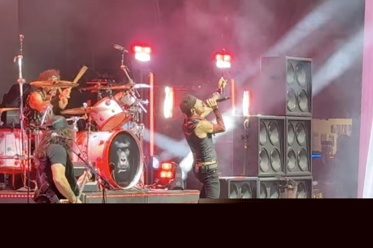Extreme Honors Ozzy With Medley