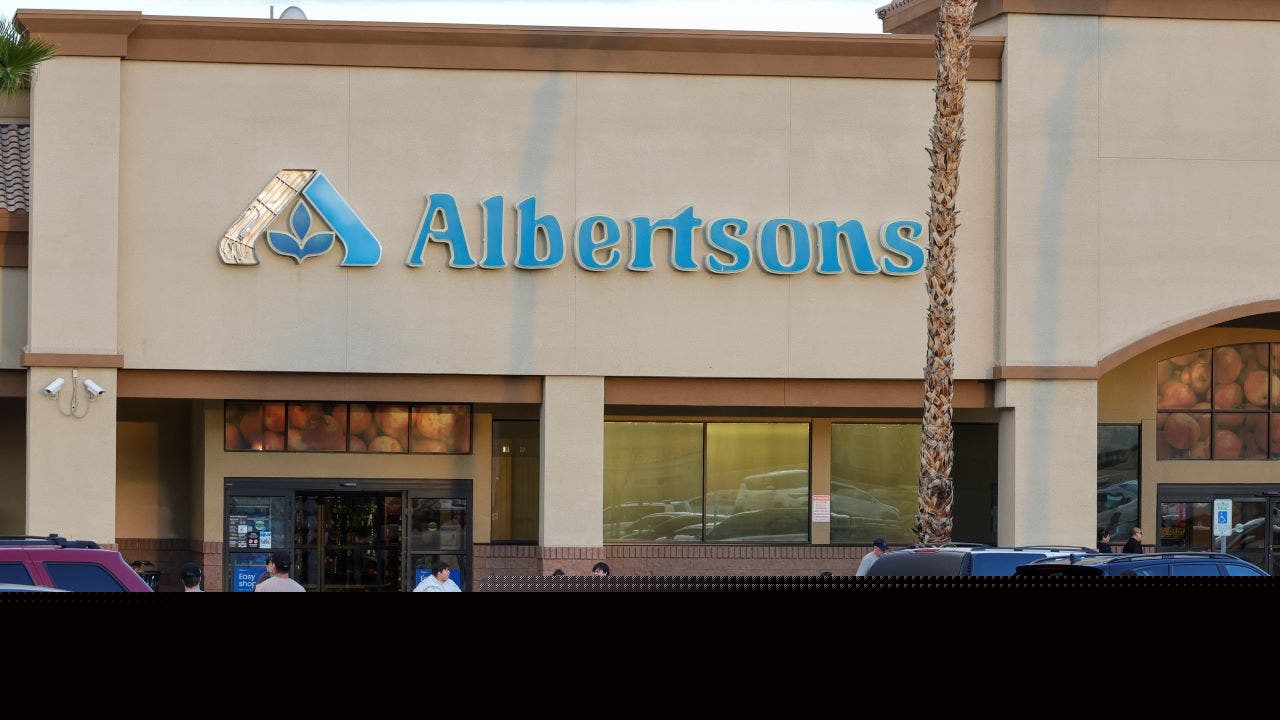 Albertsons warns of softer grocery demand as consumers pull back