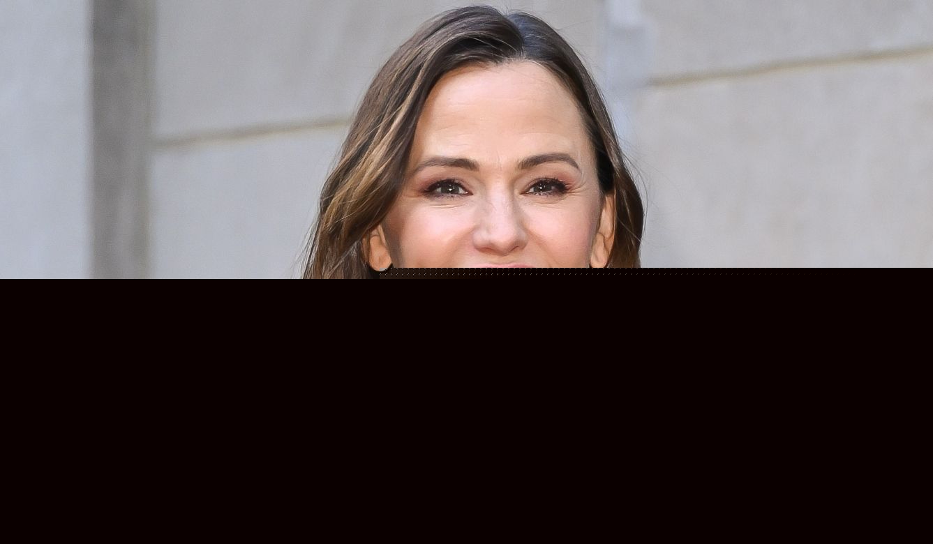Jennifer Garner gives dungarees ageless appeal with this cool, casual summer look