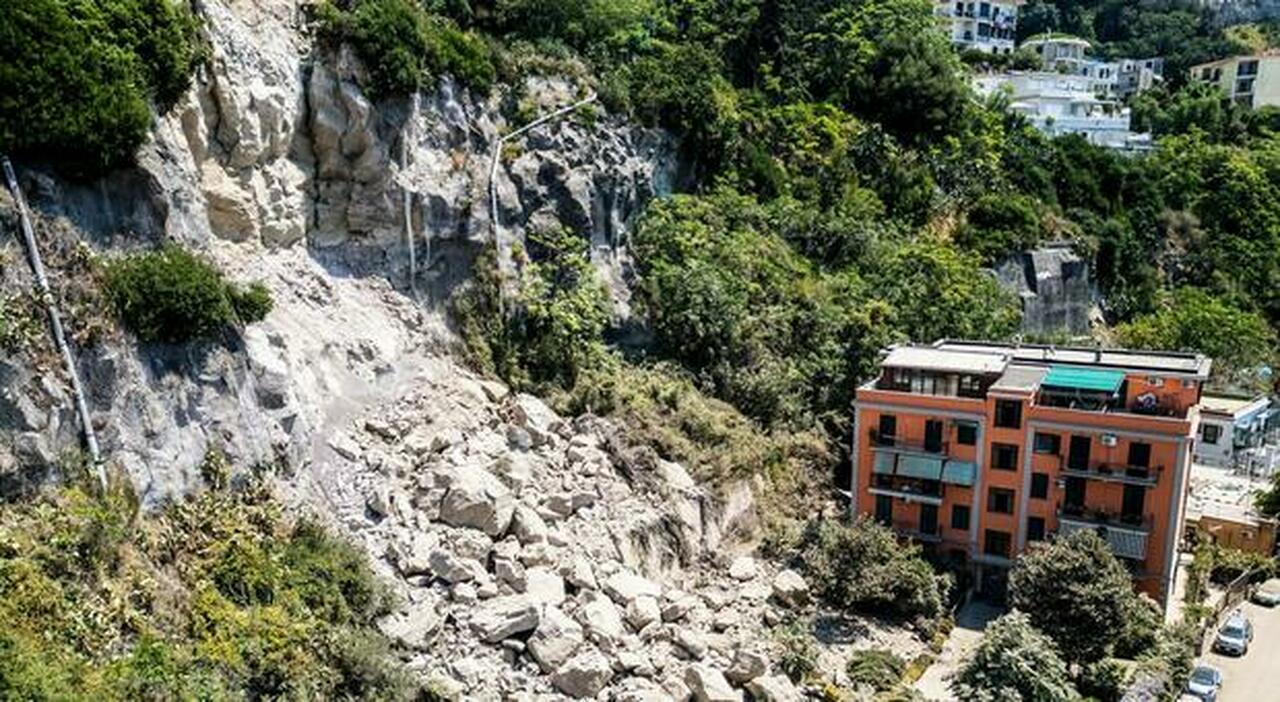 Campi Flegrei, &egrave; allarme caro-affitti: ancora lite sullo stato di emergenza