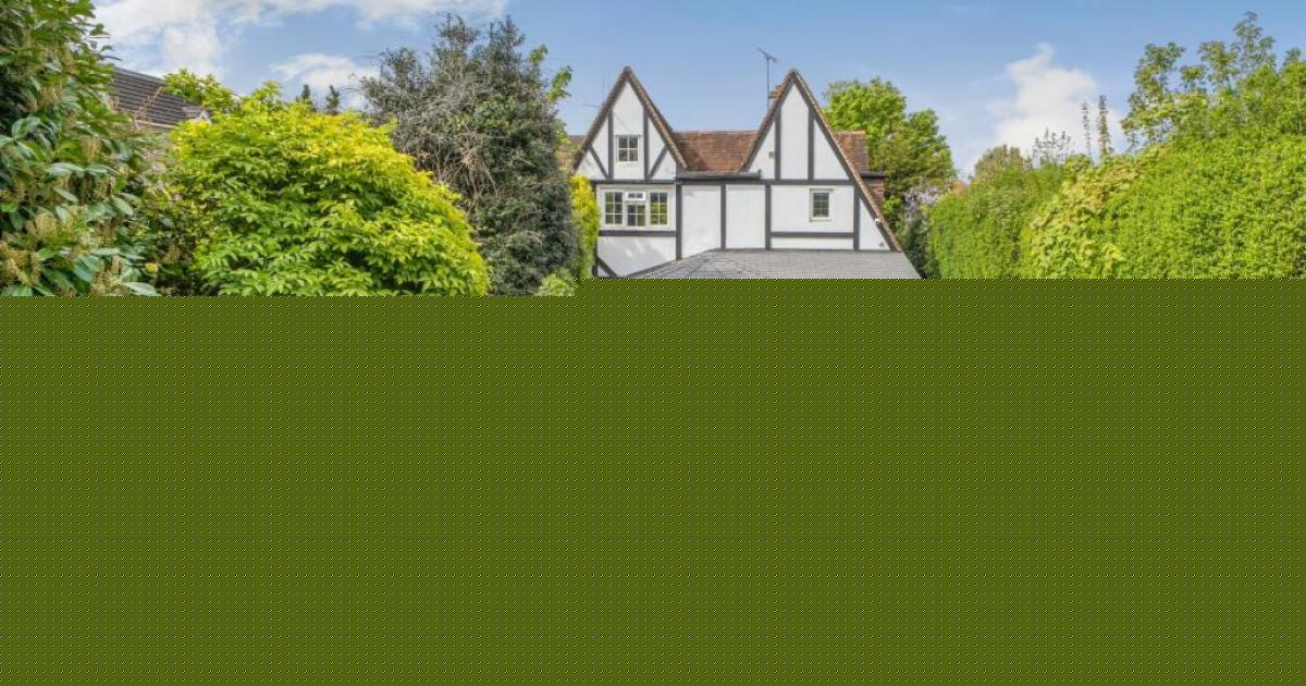 Five-bedroom detached family home in Taplow on sale for £950,000