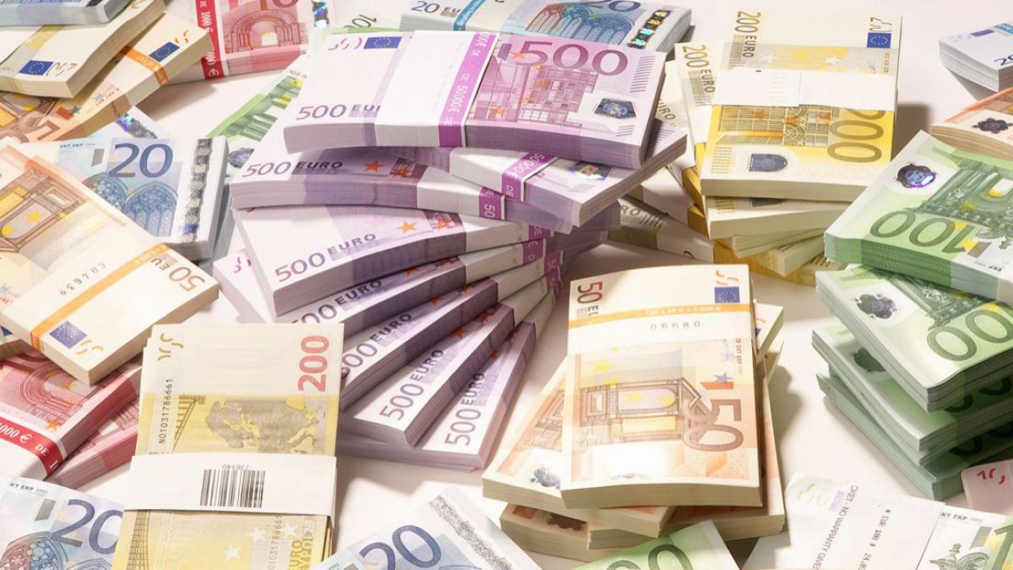 Piaţa fondurilor de investiţii: peste 1,1 milioane de români investesc, cu 560.000 mai mulţi în doar trei ani