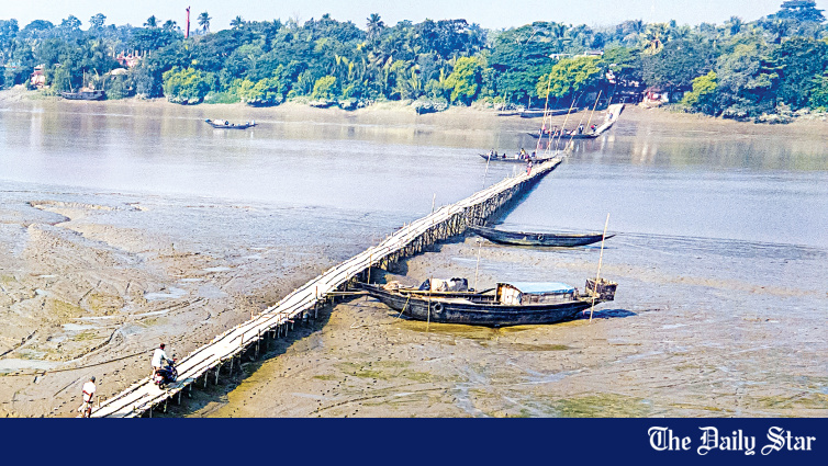 <a href="https://www.thedailystar.net/news/bangladesh/news/dying-under-silt-4094106" hreflang="en">Dying under silt  </a>
