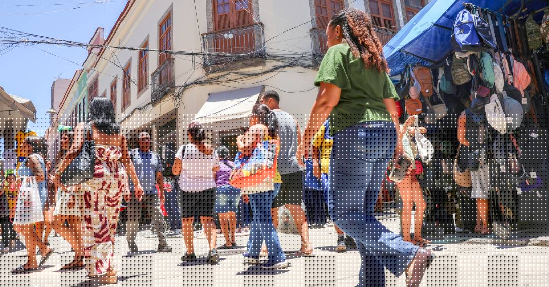 Pressionada por juros e dívidas, confiança do consumidor cai pelo 3º mês seguido