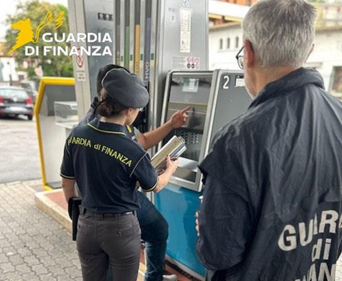 Controlli ai distributori di carburante nel Varesotto, in sei multati per 16mila euro / Video