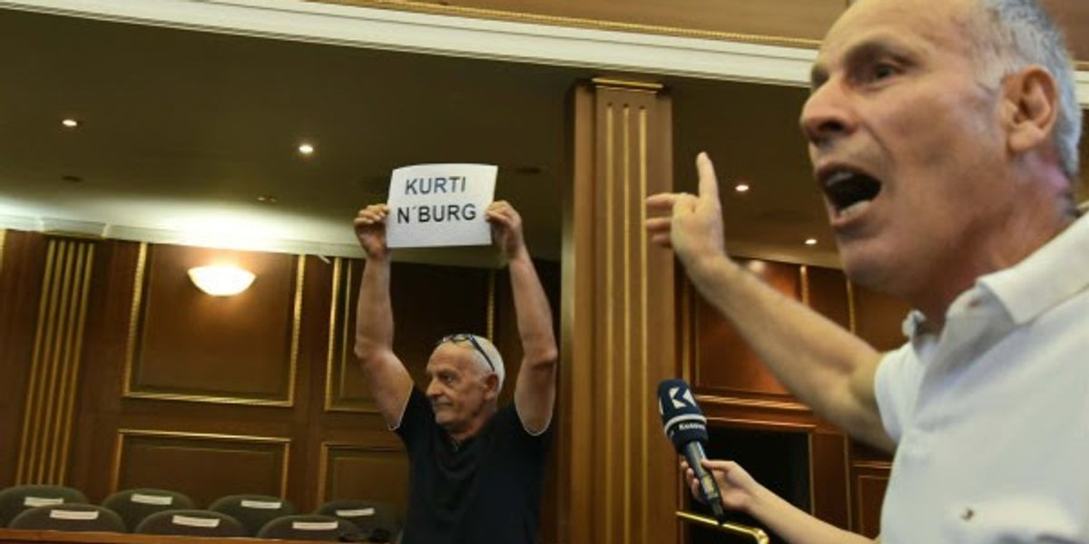 “Kurti në burg”, qytetari nga Kuvendi: Po bëhet puç i rendit ligjor e kushtetues