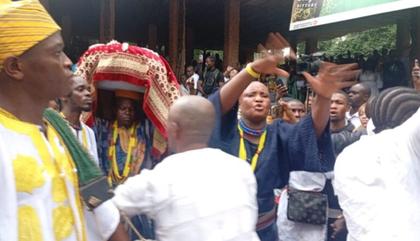Why did a male priest, not a young virgin ‘Arugba’, carry the sacred calabash during Osun Osogbo festival?