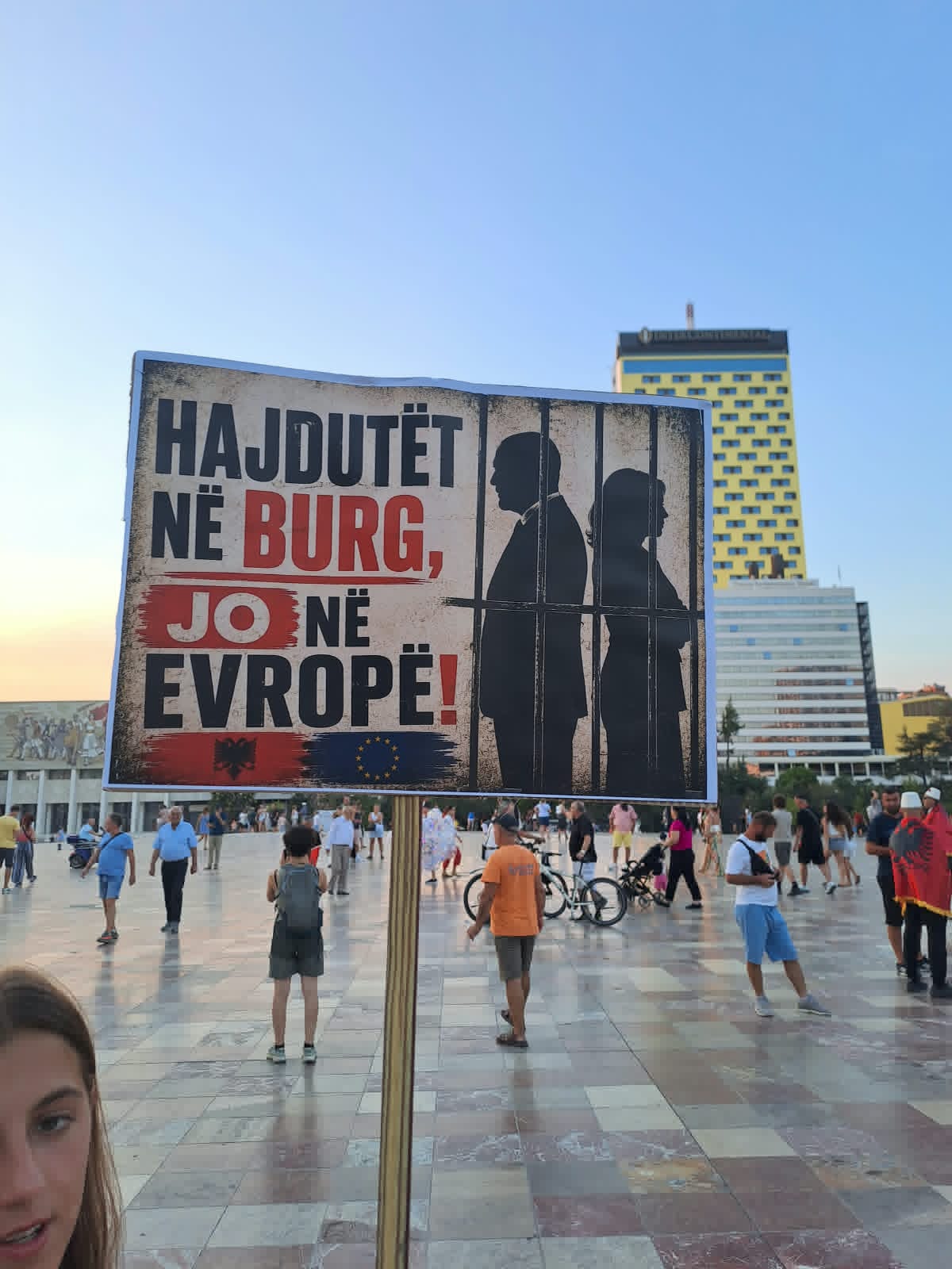 “Hajdutët në burg, jo në Evropë”/ Pankartat me mesazhet pikante që vijnë nga protesta e 73