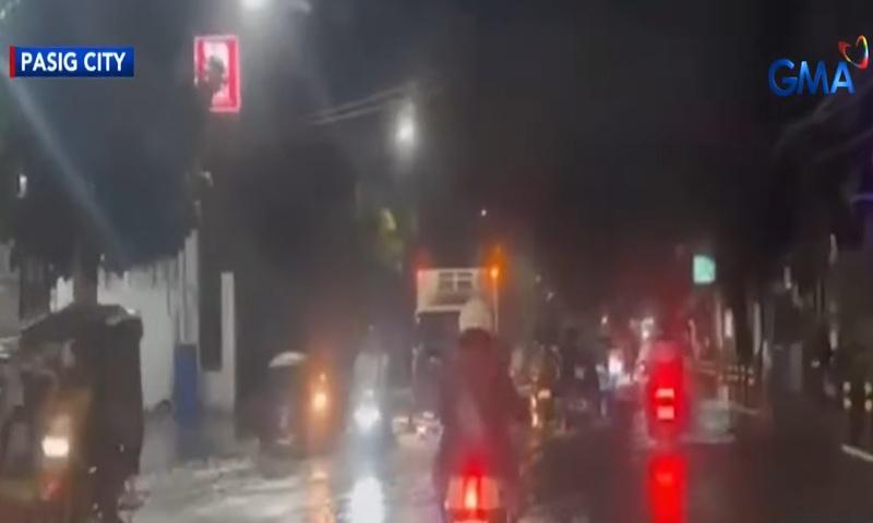 Sudden downpour floods parts of Metro Manila, traffic flow slows down