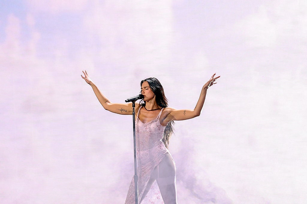 Dua Lipa Wows Dallas Fans With Kelly Clarkson Cover at American Airlines Center