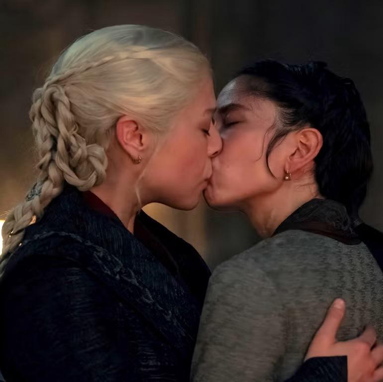 /r/freefolk - Why does Rhaenyra cheat on Daemon only with DaPeePal? Do the writers think that a woman cheating on her husband with another woman isn't a serious matter? | /r/FreeFolk
