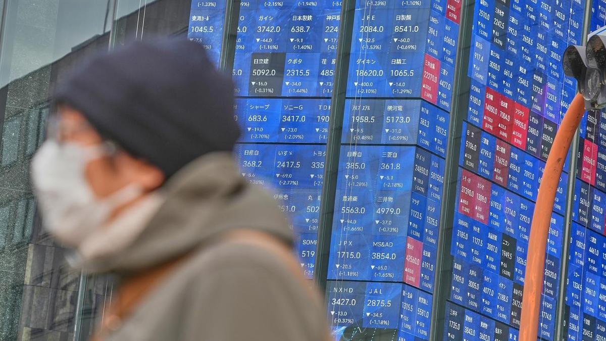 Asia tech streak takes a timeout, gold keeps climbing