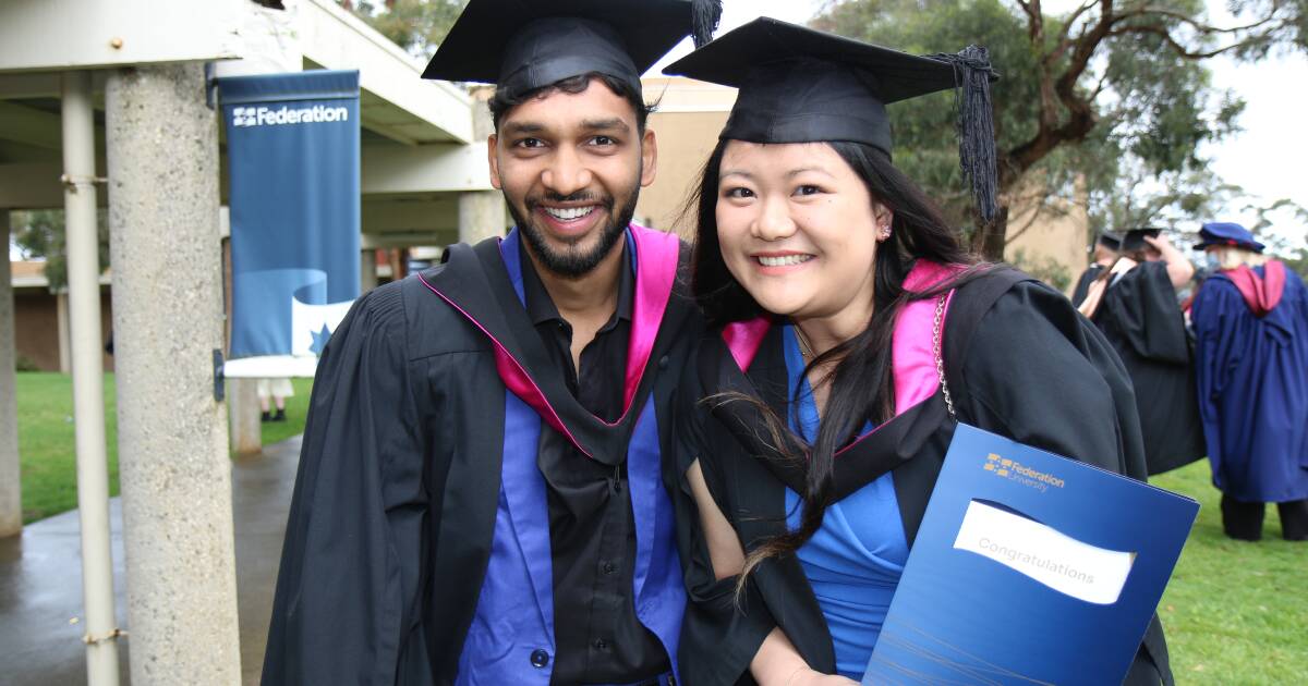 Federation Uni sets meet-cute stage for graduating lovebirds