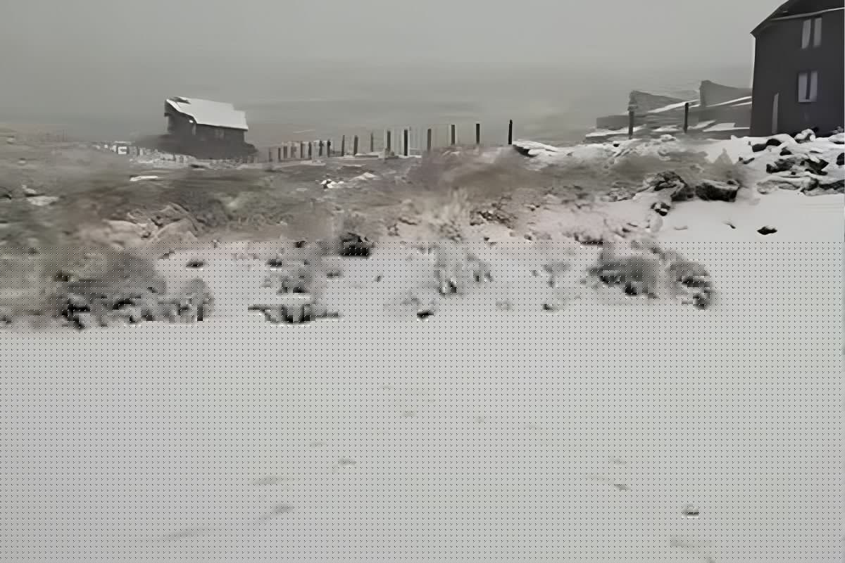 Snow falls across the Drakensberg as KZN authorities prepare for possible road closures
