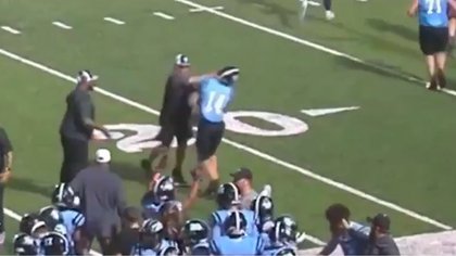 Entrenador de fútbol americano es acusado de golpear a un estudiante durante un juego escolar
