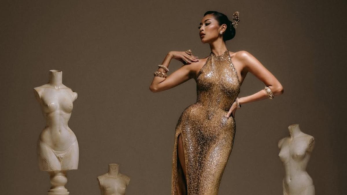 Agnes Rahajeng Bersinar di Miss Supranational 2026 Pakai Gaun Emas Rancangan Hian Tjen