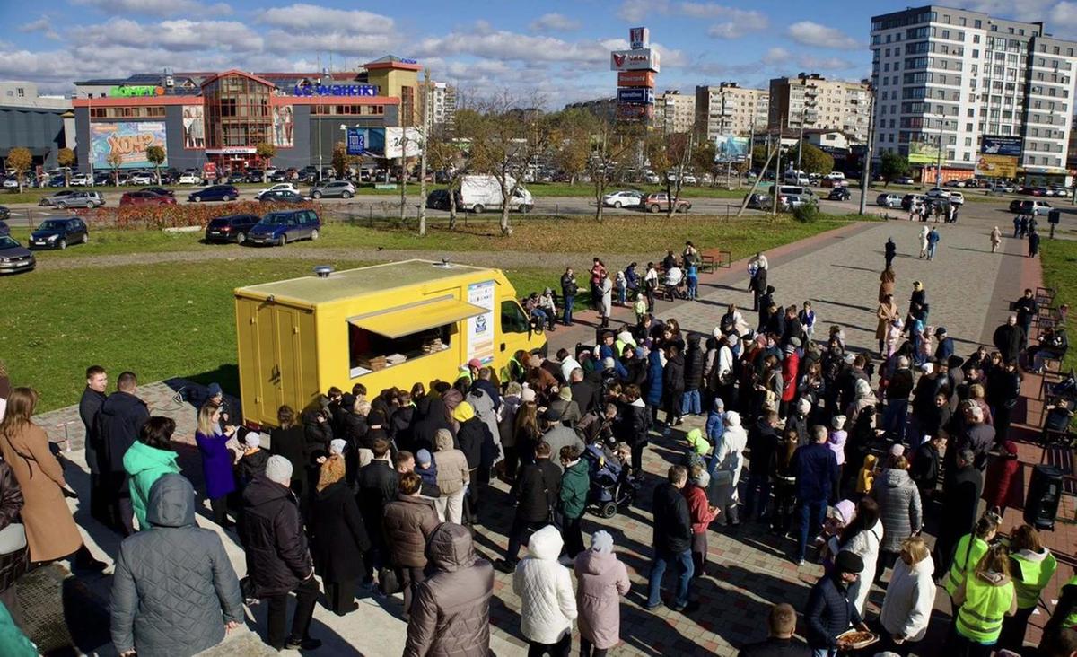 Portata in Ucraina la ‘Pizza della Speranza’. E c’è anche l’educazione contro gli ordigni inesplosi