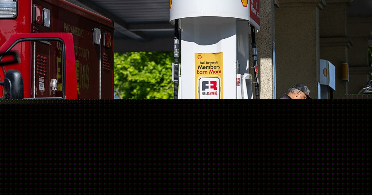 US average gas price rises above $4 a gallon again