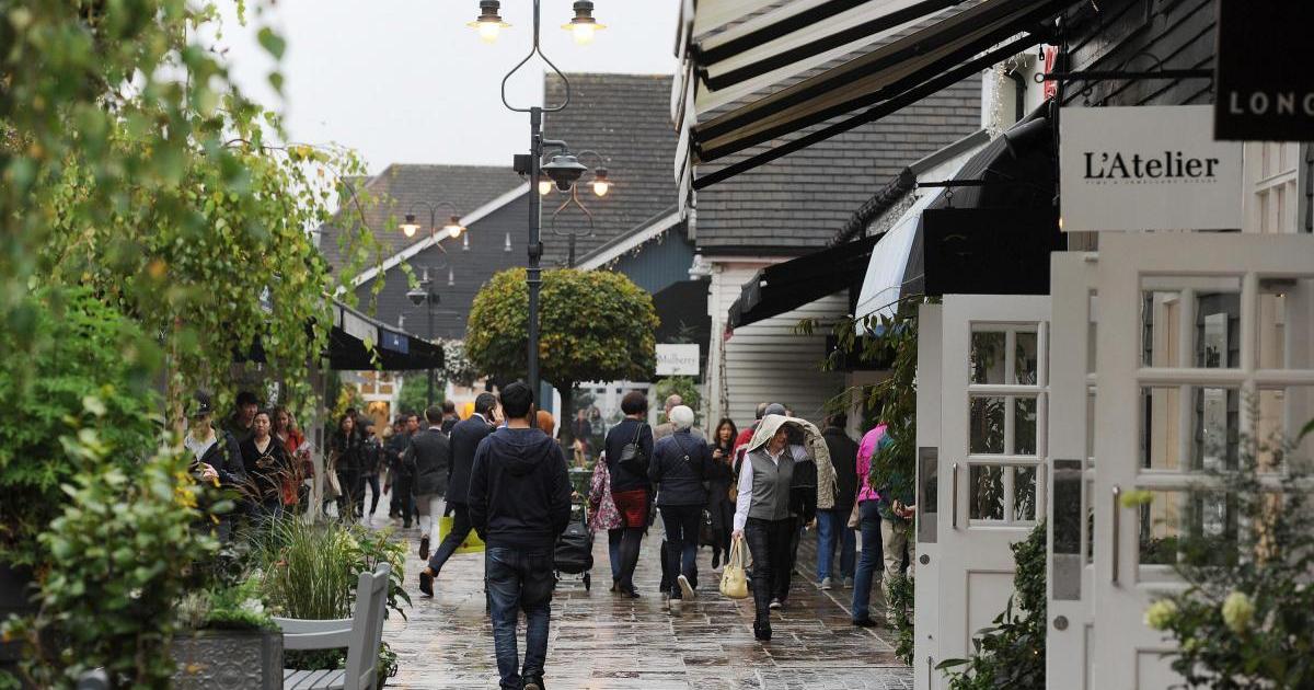 Thief steals more than £3,000 worth of sunglasses from luxury shopping outlet