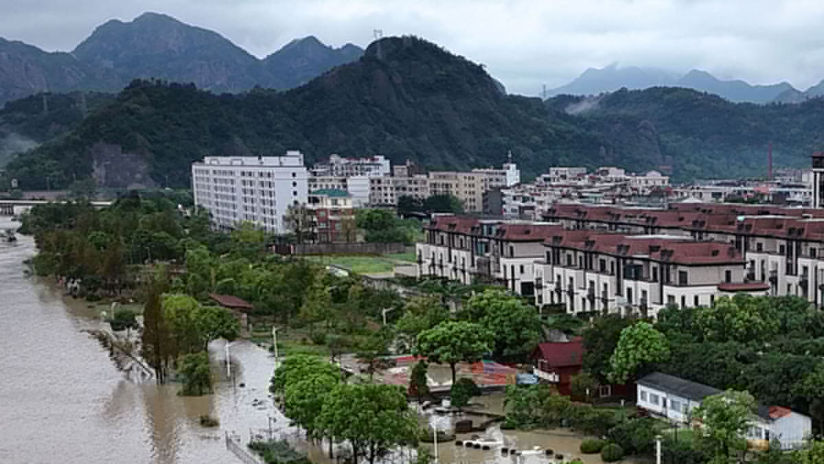 Typhoon Dolphin floods central China, puts Beijing on alert for heavy rain