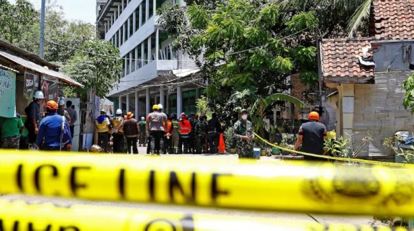 Shembet shkolla islamike në Indonezi, vazhdojnë kërkimet për 60 nxënës të bllokuar
