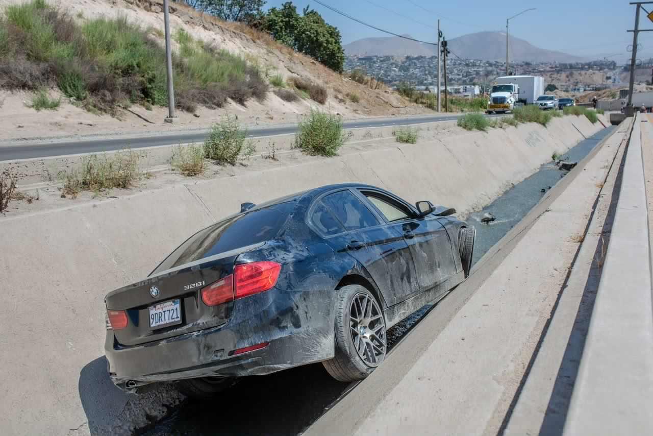 Vehículo cae al canal en el bulevar Gato Bronco por neumático reventado