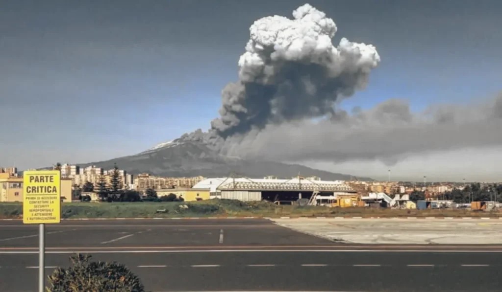 Due nuove bocche e nube di cenere sull’Etna, caos voli. L’aeroporto praticamente fermo da 5 giorni, in migliaia bloccati.