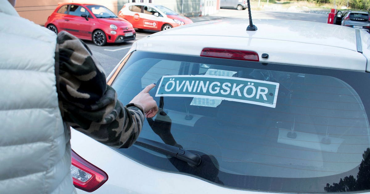 17 000 väntar på att få övningsköra – myndigheten överbelastad