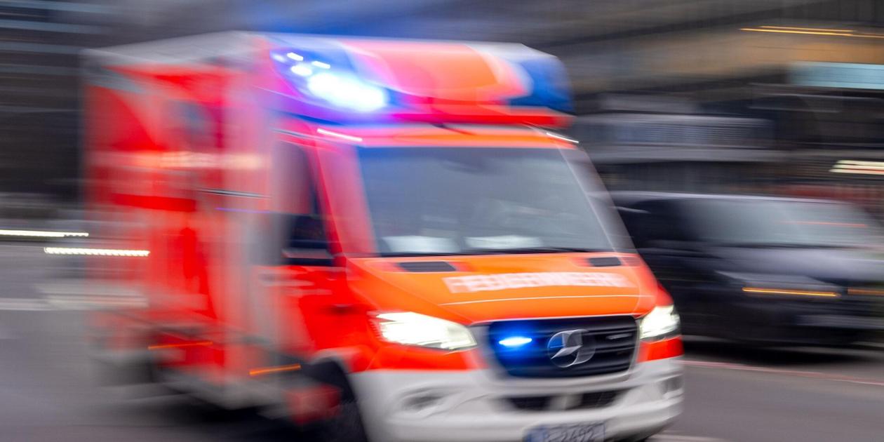 Auto kommt von Fahrbahn ab und brennt komplett aus: 79-Jähriger schwer verletzt