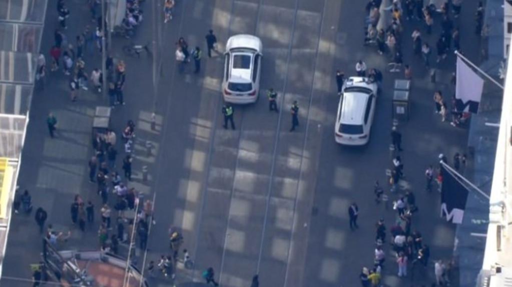 Wild scenes erupt at major police operation in Melbourne CBD, four teenagers arrested after pursuit
