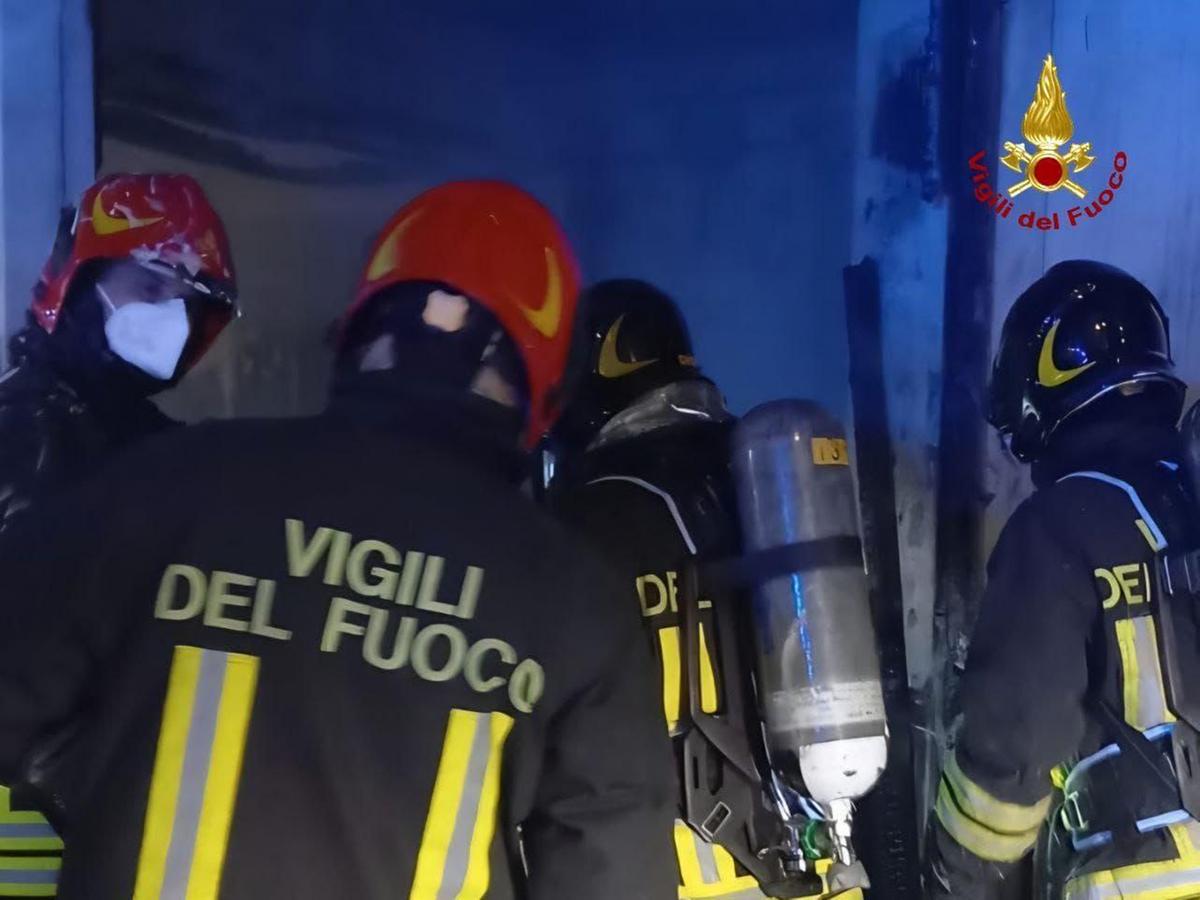 Incendio in zona "Bisarca". In fiamme balle di fieno. Indagini sulle cause del rogo