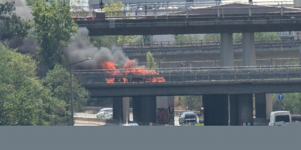 Taxi geht in Flammen auf: Fahrzeug brennt über Frankenschnellweg in Nürnberg komplett aus