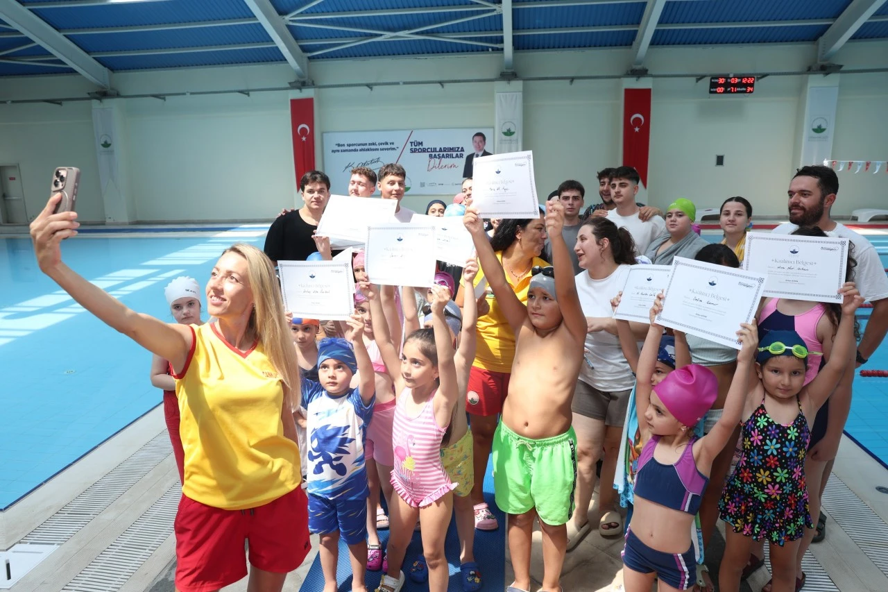 Bursa Osmangazi Belediyesi geleceğin yüzücülerini yetiştirdi