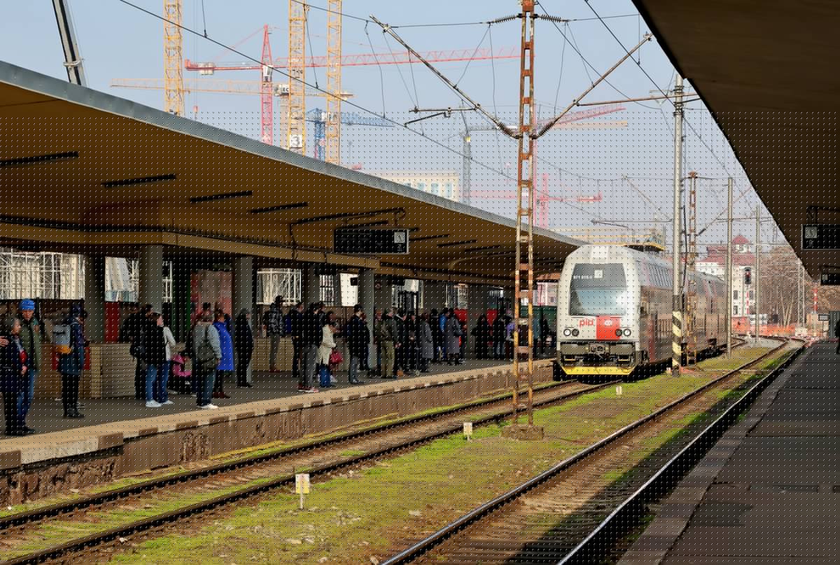 Pozor na Smíchově: Správa železnic musela přistoupit k dřívější výluce koleje směrem na Radotín, což od zítřka 12. srpna omezí osobní vlaky - část z nich pojede odklonem přes Branický most mimo Smíchov a Chuchli